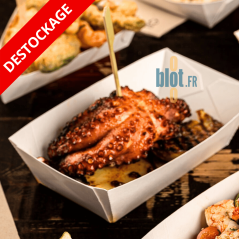 Barquette carton blanche contenant plat chaud en situation restauration rapide