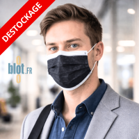 Homme équipé d’un masque médical noir Type II avec barrette nasale dans un espace de travail intérieur