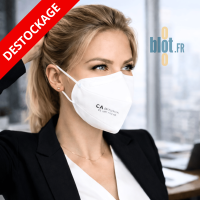 Femme portant un masque FFP2 NR blanc en environnement professionnel intérieur.