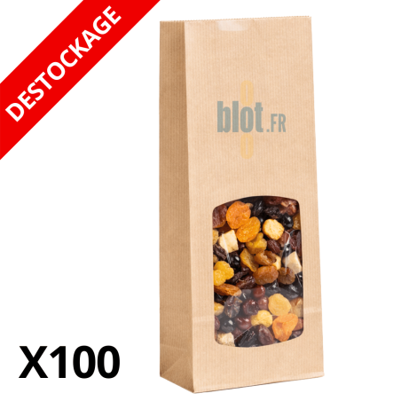 Sac alimentaire SOS kraft brun avec fenêtre rempli de fruits secs sur fond blanc.