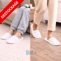 Chaussons jetables blancs portés en intérieur sur sol et tapis usage hôtel spa
