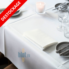 Serviette Dunilin blanche sur table dressée, rendu textile haut de gamme pour restaurant et réception.
