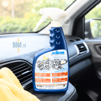 Spray nettoyant plastiques et cuir posé sur tableau de bord de voiture avec chiffon microfibre
