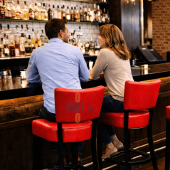 tabourets LUIGI groseille installés au comptoir de bar mobilier professionnel restauration