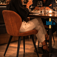 chaise restaurant INDIANA havane dossier enveloppant simili cuir pieds métal noir mobilier horeca