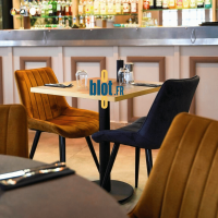 chaises restaurant PAMELA moutarde et grise autour table bistrot intérieur restaurant mobilier CHR velours pieds métal noir