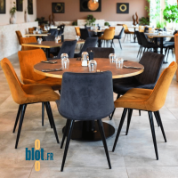salle de restaurant équipée de chaises PAMELA moutarde et grises mobilier professionnel restauration tables rondes