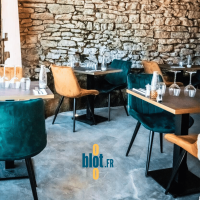 salle de restaurant avec chaises PAMELA vertes et moutarde mobilier professionnel restauration pieds métal noir