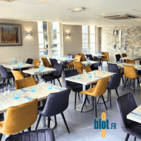 restaurant moderne équipé de chaises PAMELA moutarde et grises mobilier CHR confortable pieds métal noir