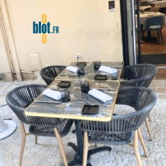 fauteuils ARUSHA gris autour d’une table en terrasse professionnelle