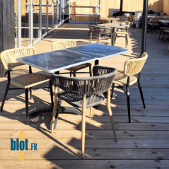 fauteuils ARUSHA gris et beige naturel autour de tables en terrasse