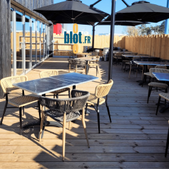 chaises MALINDI beige / naturel aménagées sur une terrasse professionnelle de restaurant