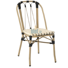 chaise ODEON beige et noir en vue rapprochée mettant en avant le tressage bicolore et la structure aluminium