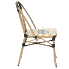profil de la chaise ODEON beige et noir montrant la silhouette bistrot, l’assise tressée et les renforts de structure
