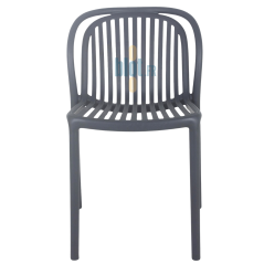 chaise SERENA anthracite de face avec dossier ajouré enveloppant et assise à lattes style terrasse contemporaine