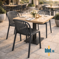chaises SERENA anthracite installées autour de tables sur une terrasse de restaurant extérieure élégante