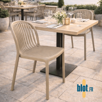chaises SERENA taupe installées autour de tables sur une terrasse de restaurant extérieure élégante