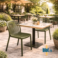 chaises SERENA vert olive installées sur une terrasse de restaurant dans un cadre végétal et chaleureux
