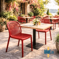 chaises SERENA brique installées sur une terrasse de restaurant dans une ambiance florale, chaleureuse et conviviale