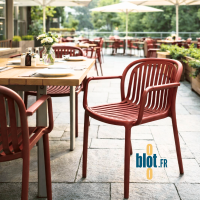 Fauteuil SERENA brique mis en situation sur terrasse de restaurant