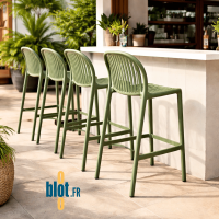 Tabourets SERENA vert olive installés en terrasse extérieure devant un comptoir