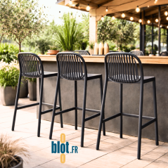 Tabourets SERENA anthracite installés en extérieur contre un bar