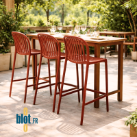 Tabourets SERENA brique installés en terrasse autour d’une table haute