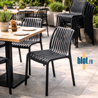 Chaises STEFFY anthracite installées en terrasse avec pile de chaises empilées