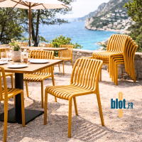 Chaises STEFFY moutarde installées en terrasse avec pile de chaises empilées