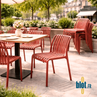 Chaises STEFFY brique installées en terrasse avec pile de chaises empilées