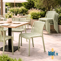 Chaises STEFFY tilleul installées en terrasse avec pile de chaises empilées