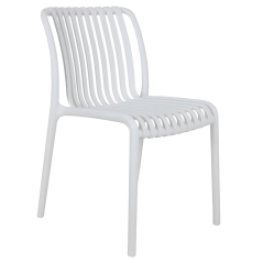 Chaise STEFFY blanche en polypropylène, vue de trois quarts