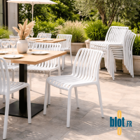 Chaises STEFFY blanches installées en terrasse avec pile de chaises empilées