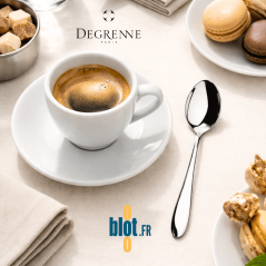 Tasse d’espresso blanche accompagnée d’une petite cuillère Norway sur nappe claire avec gourmandises.