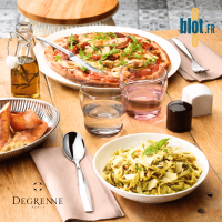 Cuillère Degrenne Amazone inox sur table dressée avec plat et ambiance brasserie