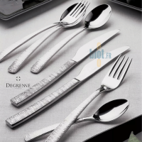 Service de couverts Astrée Ciselé Degrenne finition miroir sur table élégante