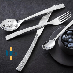Couverts Astrée Ciselé Degrenne en inox sur table dessert