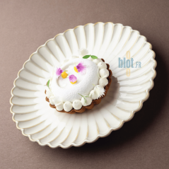 Assiette plate en grès beige Calix avec dessert sur fond brun
