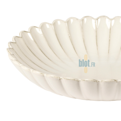 Détail du bord ondulé de l’assiette creuse Calix beige