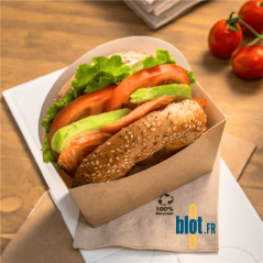 Boîte bagel kraft avec sandwich garni en présentation snack