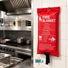 Couverture anti-feu 120x180 installée en cuisine professionnelle murale