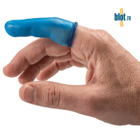 Doigtier caoutchouc bleu Detectaplast porté pour protection du doigt