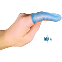 Doigtier bleu souple résistant à l’eau porté sur le doigt