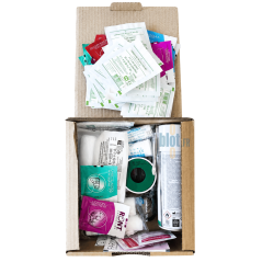 Vue de dessus du kit premiers secours entreprise 5 à 10 personnes avec consommables de soin et matériel médical