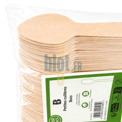 Gros plan sur la finition naturelle d'une cuillère en bois de bouleau recyclable
