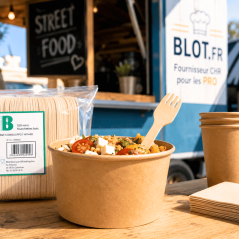 Mini fourchette en bois utilisée pour une salade en restauration rapide et vente à emporter