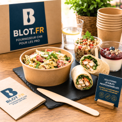 Couteau en bois de bouleau 16,5 cm utilisé avec une salade et des wraps en restauration à emporter
