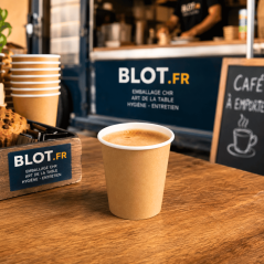 Gobelet carton kraft brun 10 cl rempli de café sur comptoir professionnel