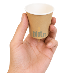 Gobelet carton brun 10 cl petit format tenu en main pour espresso ou dégustation