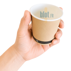 Gobelet carton brun 18 cl tenu en main pour café allongé ou boisson à emporter